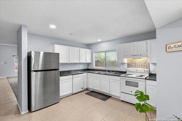 7122 SUNLIT TRAIL DR, San Antonio, TX 78244