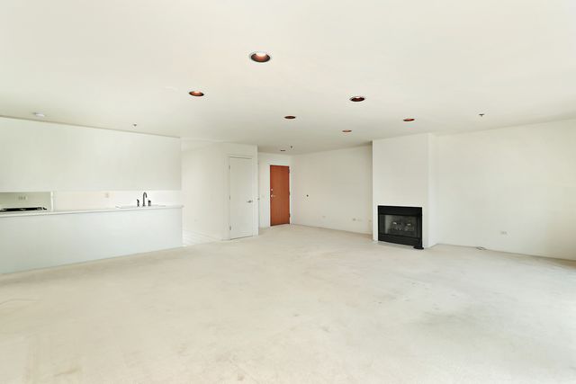 372 Kelburn Road 313, Deerfield, IL 60015