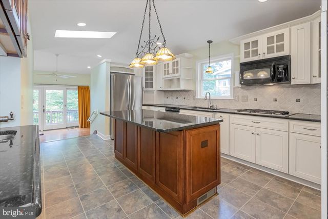 103 W HIGH ST, Shepherdstown, WV 25443