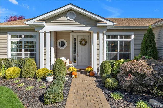 39 Hamlet Woods Drive, Saint James, NY 11780