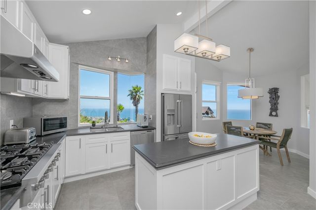 15 N Vista De Catalina, Laguna Beach, CA 92651