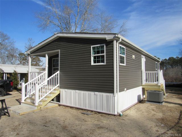 525 57 Riverleigh Avenue 57, Riverhead, NY 11901