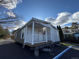 525 57 Riverleigh Avenue 57, Riverhead, NY 11901