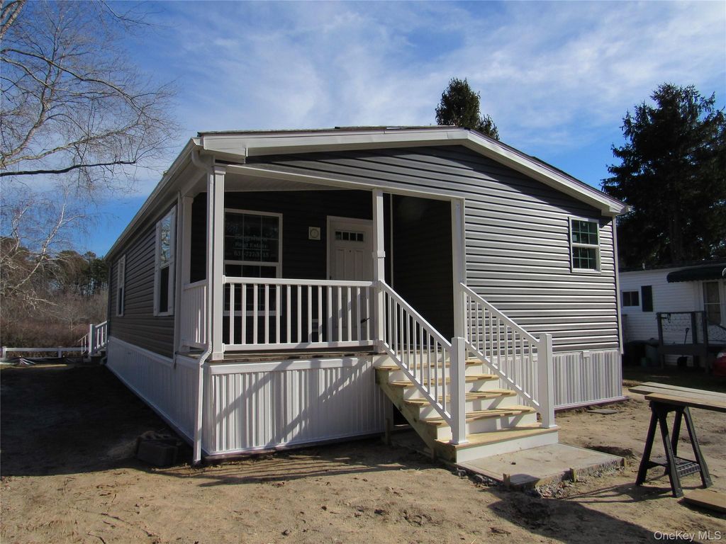 525 57 Riverleigh Avenue 57, Riverhead, NY 11901