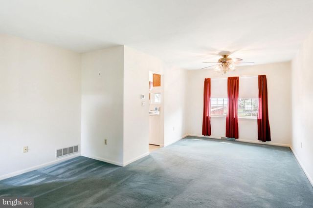 205 WALNUT LN, New Holland, PA 17557