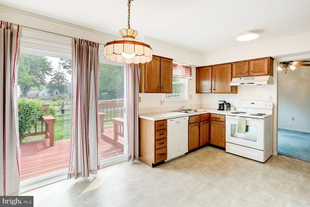 205 WALNUT LN, New Holland, PA 17557