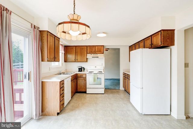 205 WALNUT LN, New Holland, PA 17557
