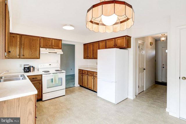 205 WALNUT LN, New Holland, PA 17557