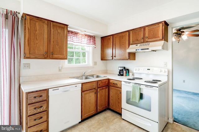 205 WALNUT LN, New Holland, PA 17557