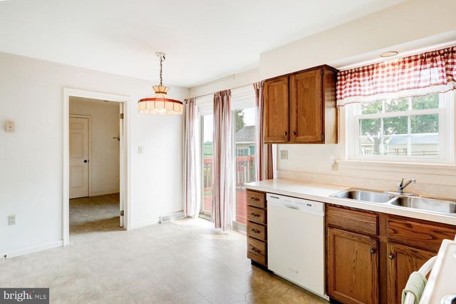 205 WALNUT LN, New Holland, PA 17557