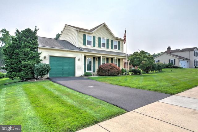 205 WALNUT LN, New Holland, PA 17557