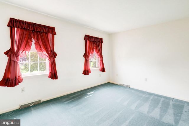 205 WALNUT LN, New Holland, PA 17557