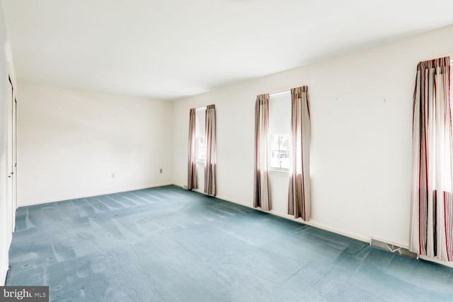 205 WALNUT LN, New Holland, PA 17557