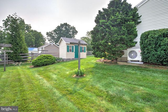 205 WALNUT LN, New Holland, PA 17557