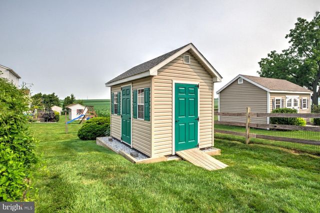 205 WALNUT LN, New Holland, PA 17557