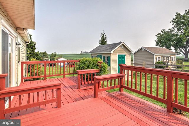 205 WALNUT LN, New Holland, PA 17557