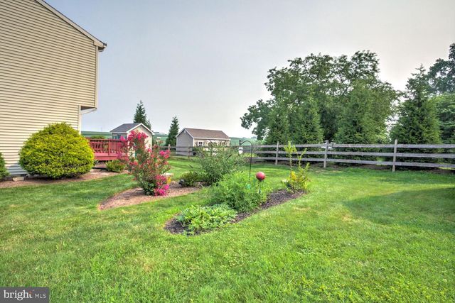 205 WALNUT LN, New Holland, PA 17557
