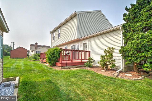 205 WALNUT LN, New Holland, PA 17557