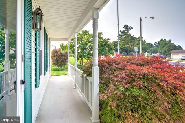 205 WALNUT LN, New Holland, PA 17557