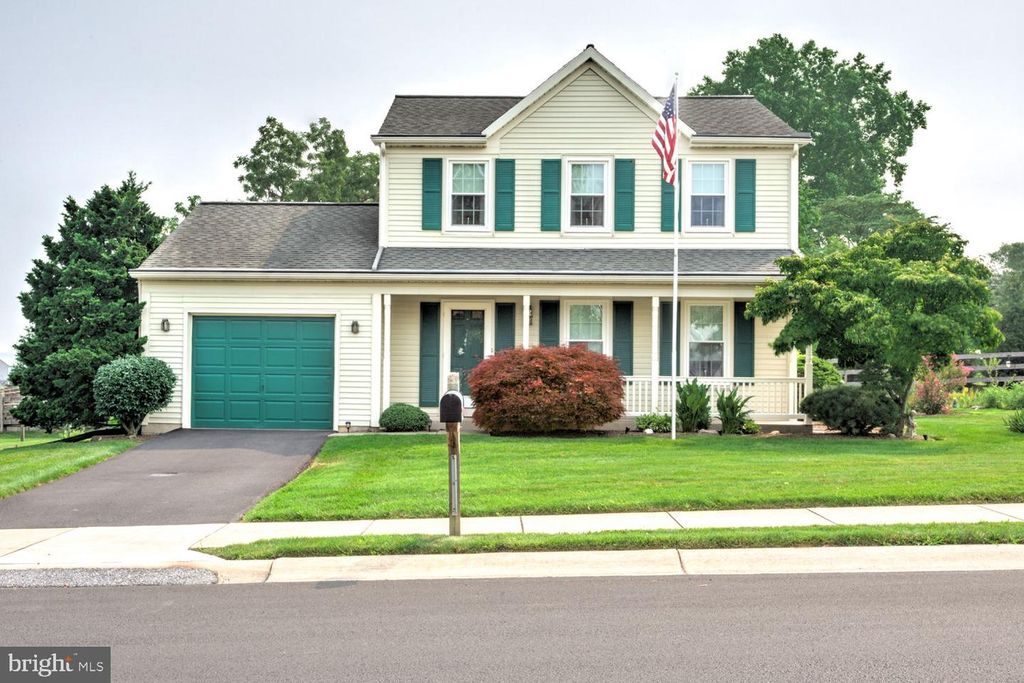 205 WALNUT LN, New Holland, PA 17557