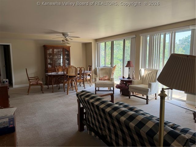 1800 Roundhill Road 406, Charleston, WV 25304