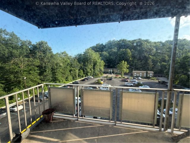 1800 Roundhill Road 406, Charleston, WV 25304