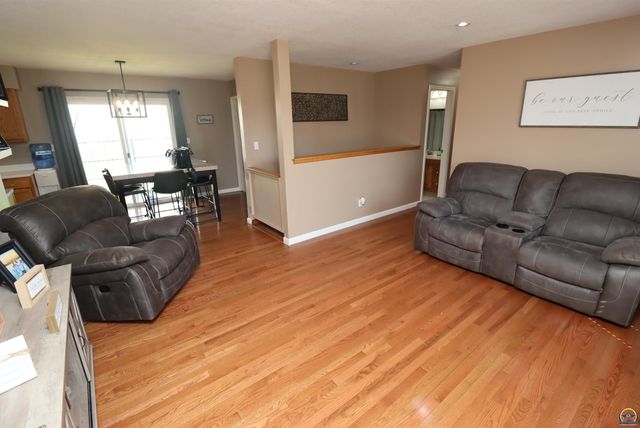 5237 NE Wallace LN, Topeka, KS 66617