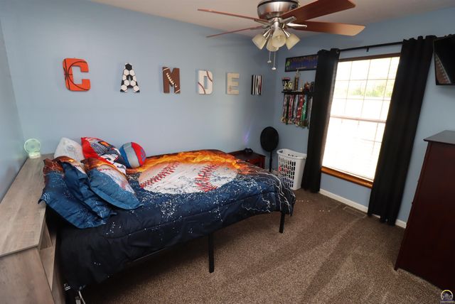 5237 NE Wallace LN, Topeka, KS 66617