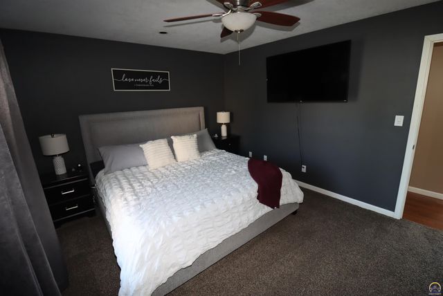 5237 NE Wallace LN, Topeka, KS 66617