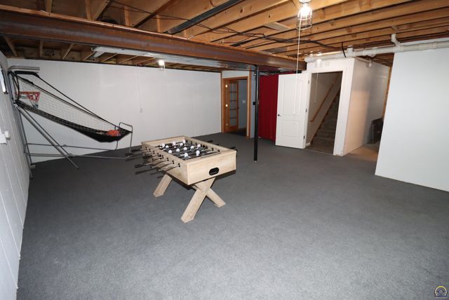 5237 NE Wallace LN, Topeka, KS 66617