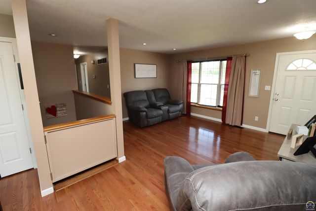 5237 NE Wallace LN, Topeka, KS 66617