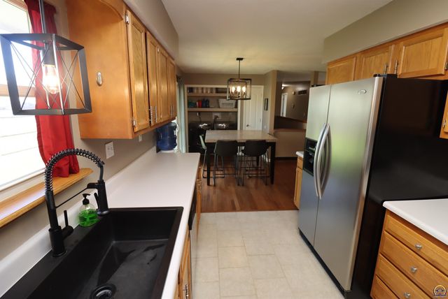 5237 NE Wallace LN, Topeka, KS 66617