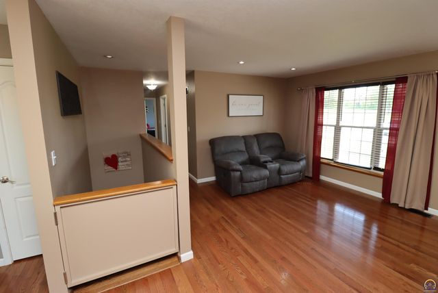 5237 NE Wallace LN, Topeka, KS 66617