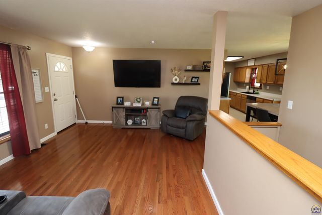 5237 NE Wallace LN, Topeka, KS 66617
