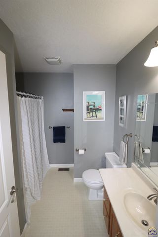 5237 NE Wallace LN, Topeka, KS 66617