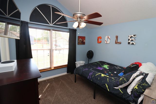 5237 NE Wallace LN, Topeka, KS 66617