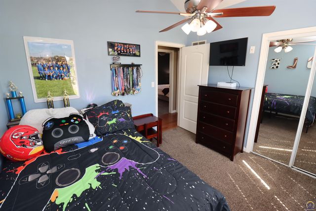 5237 NE Wallace LN, Topeka, KS 66617