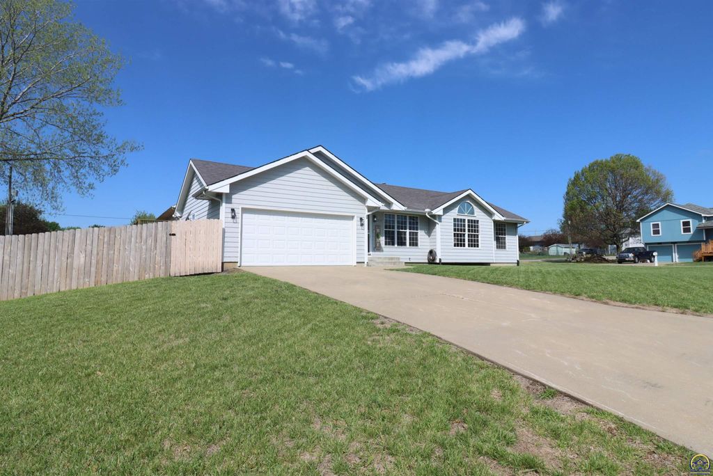 5237 NE Wallace LN, Topeka, KS 66617