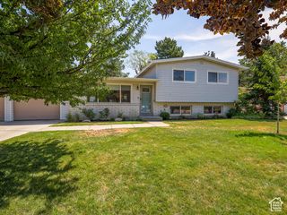 9257 S QUAIL HOLLOW DR, Sandy, UT 84093