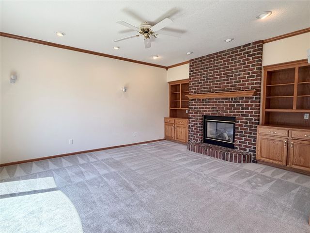 2309 N 7th Avenue Place E, Newton, IA 50208