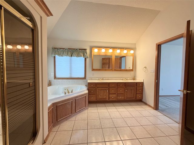 2309 N 7th Avenue Place E, Newton, IA 50208
