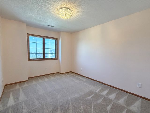 2309 N 7th Avenue Place E, Newton, IA 50208