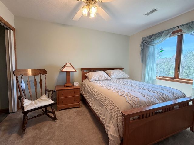 2309 N 7th Avenue Place E, Newton, IA 50208