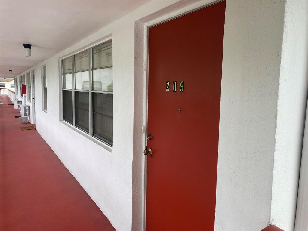 209 Norwich I 209, West Palm Beach, FL 33417