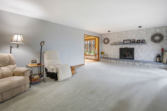 48W607 Whispering Oaks Drive, Hampshire, IL 60140