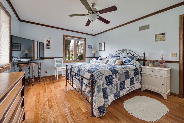48W607 Whispering Oaks Drive, Hampshire, IL 60140
