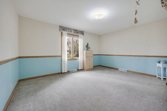 48W607 Whispering Oaks Drive, Hampshire, IL 60140