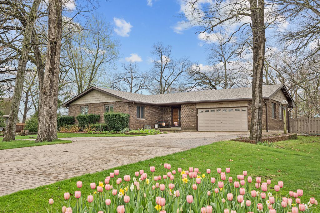 48W607 Whispering Oaks Drive, Hampshire, IL 60140
