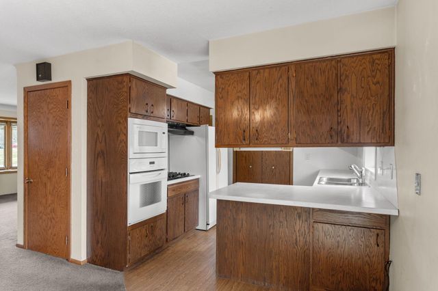 2460 E Meadow Drive, North Saint Paul, MN 55109