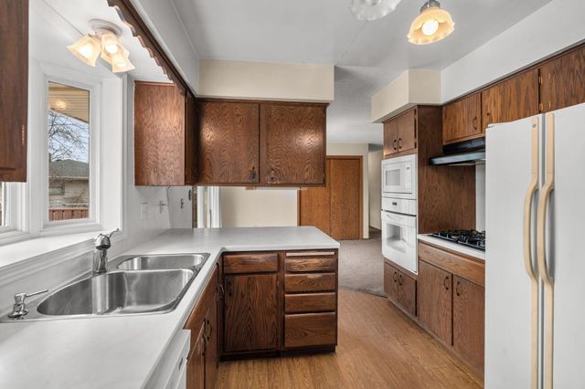 2460 E Meadow Drive, North Saint Paul, MN 55109